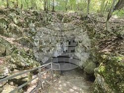 Село Карлуково - забележителности - Пещерен дом