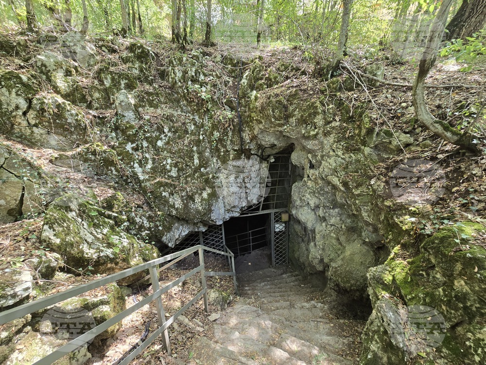 Село Карлуково - забележителности - Пещерен дом