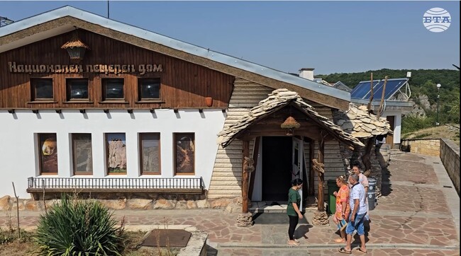 Пещери, скални образувания, природни феномени и атракции посрещат туристите в Карлуковския карстов район