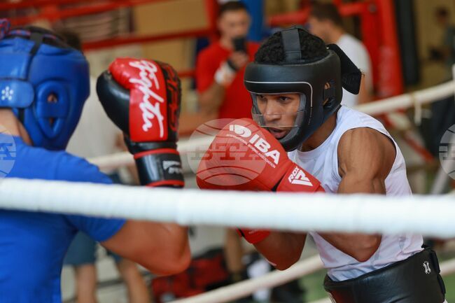 Хавиер Ибаниес демонстрира класа в първия си мач на Световното първенство по бокс в Ливърпул