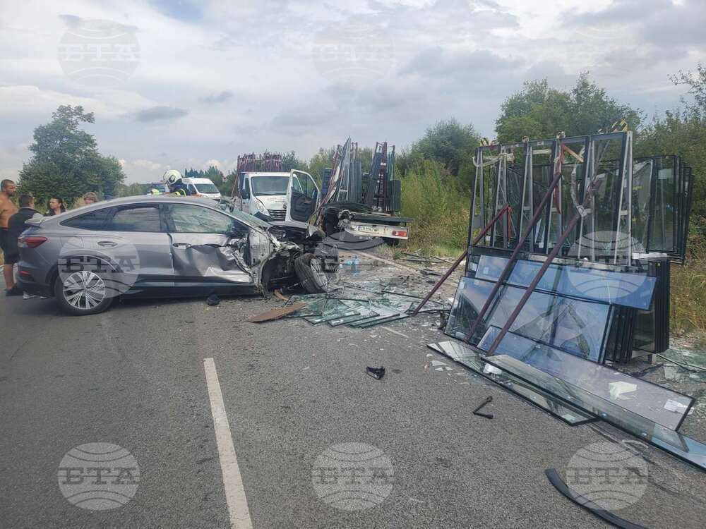 Затворен за движение е пътят между пазарджишките села Звъничево и Лозен заради катастрофа