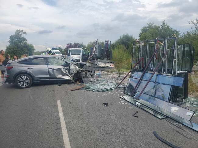 Затворен за движение е пътят между пазарджишките села Звъничево и Лозен заради катастрофа