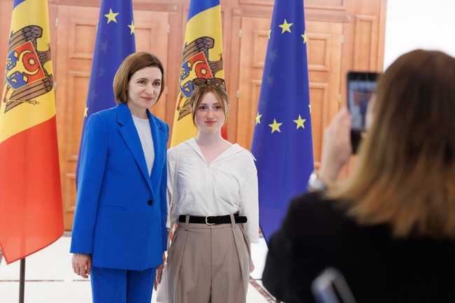 Students from Taraclia and Gagauzia Meet Moldovan President