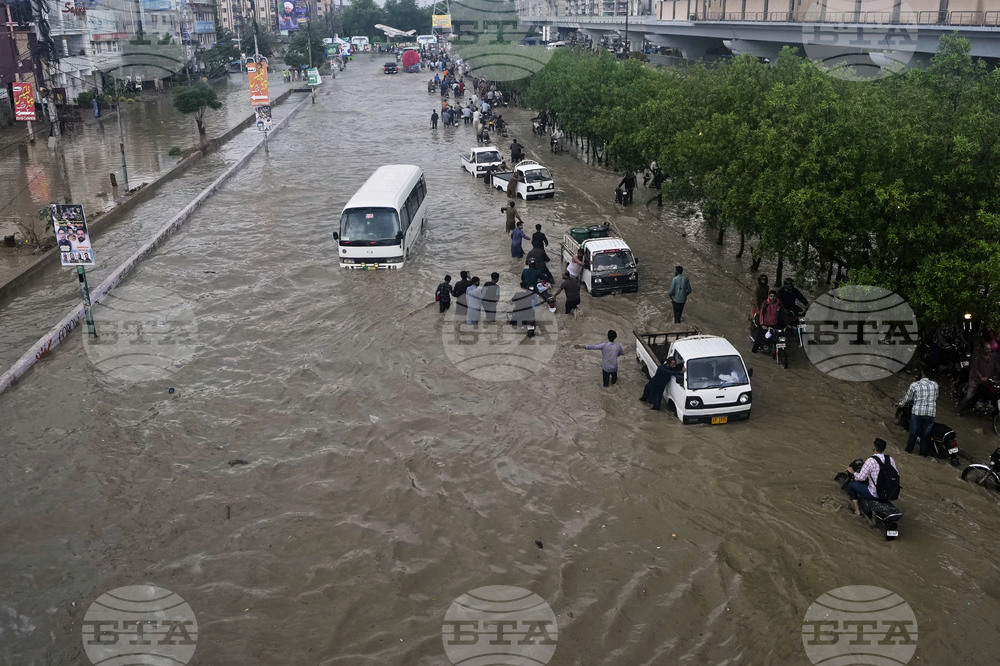 Масови евакуации в Източен Пакистан поради опасност от наводнения