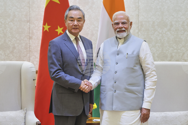 Индийският премиер Нарендра Моди се срещна с китайския външен министър Ван И