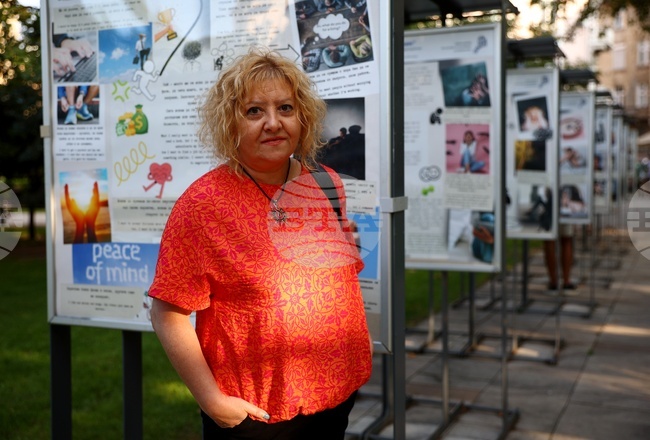  Същинската цел на изложбата „Заповядай в моя свят!“ е да представи човека с психичния проблем и неговите мечти, каза за БТА Албена Дробачка