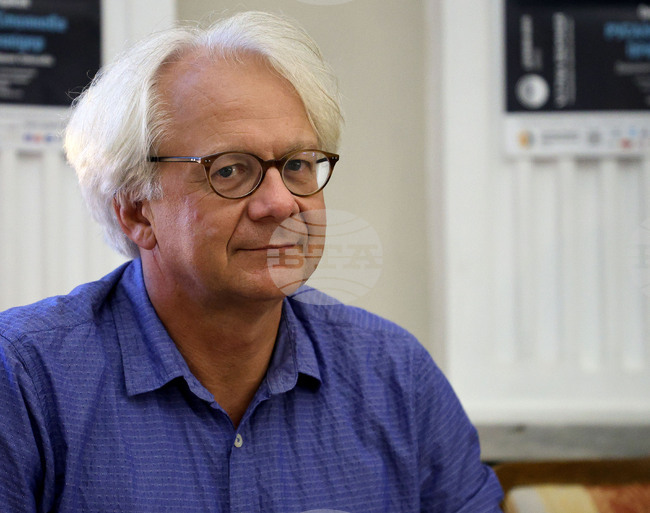 Комерсиализацията стопява репертоара на сценичните изкуства, каза пред БТА диригентът Павел Балев