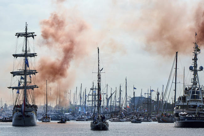 Флотилия от исторически кораби плава до Амстердам за петдневен фестивал