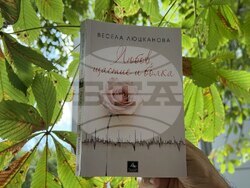 Писателката Весела Люцканова отбелязва 90-годишнината си с нова книга, озаглавена „Любов, щастие и болка“. Снимка: издателска къща „Персей“