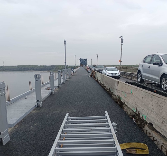 Монтирани са реставрираните осветителни стълбове и част от парапета на Дунав мост при Русе