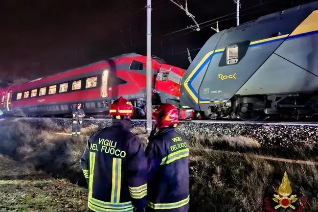 АНСА: Двама души са леко ранени при сблъсък между товарен и пътнически влак в Италия