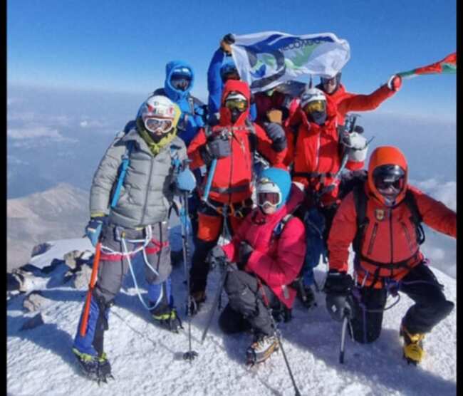 Община Сливен: Кметът Стефан Радев се срещна с част от групата, изкачила Елбрус