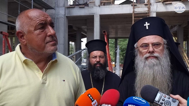 Пловдивският митрополит Николай показа на Бойко Борисов строящия се православен храм в район „Тракия“