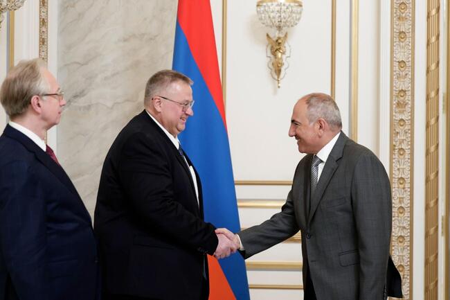 АРМЕНПРЕС: Арменският премиер се срещна в Ереван с руския вицепремиер Алексей Оверчук