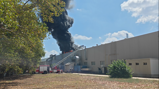 Пожар на покрив с фотоволтаици във фабрика „Е. Миролио“ в Сливен бе ликвидиран за 20 минути