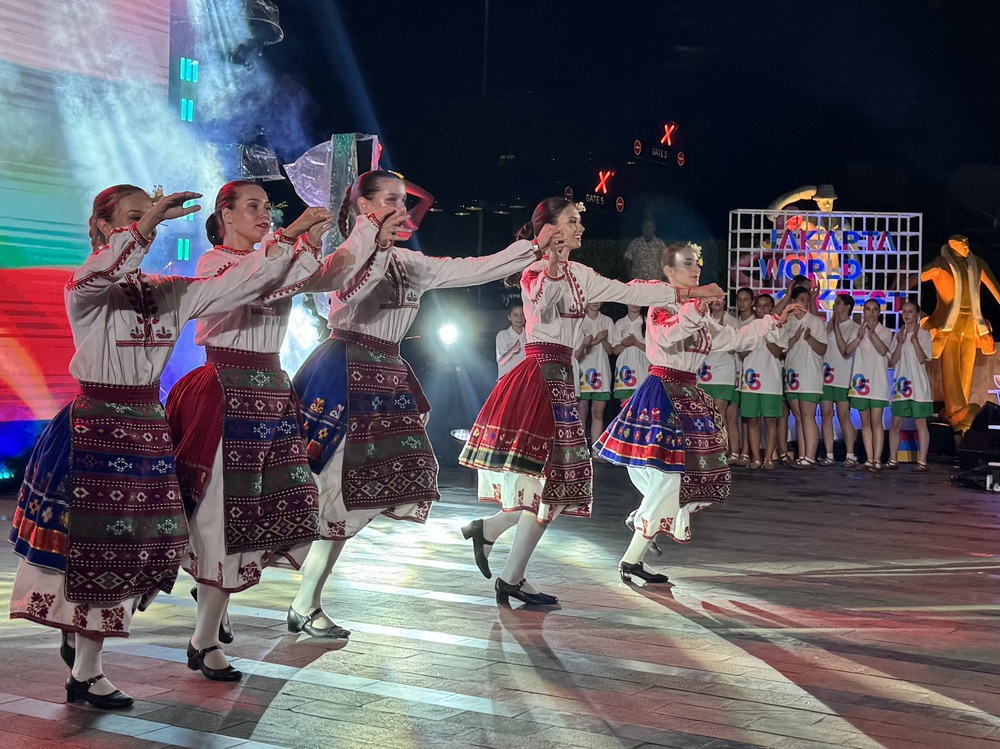 Ученици от 144. Средно училище „Народни будители“ представиха българския фолклор по време на Световен фестивал в Джакарта, Индонезия