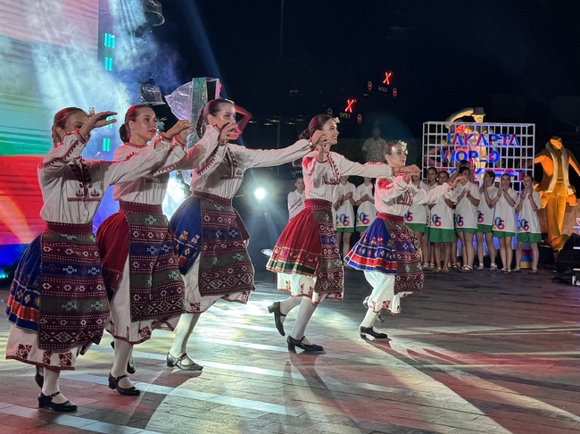 Ученици от 144. Средно училище „Народни будители“ представиха българския фолклор по време на Световен фестивал в Джакарта, Индонезия