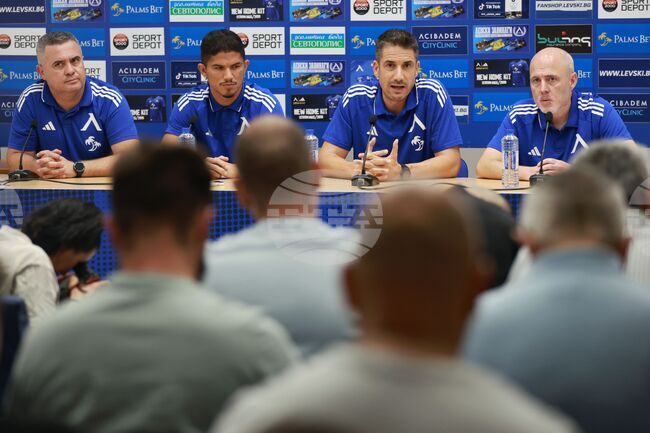 АЗ Алкмаар е изключително ефективен отбор, но Левски също има силни страни, заяви треньорът Хулио Веласкес преди мача от Лигата на конференциите