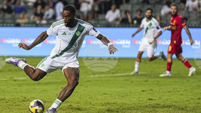 Няколко клуба от Висшата лига по футбол на Англия искат да подпишат с Айвън Тони