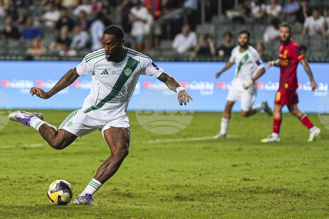 Няколко клуба от Висшата лига по футбол на Англия искат да подпишат с Айвън Тони