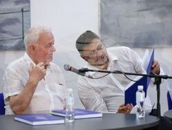 На снимката (от ляво надясно): авторът на книгата и генерален директор на БТА в периода 1997-2002 Панайот Денев и генералният директор на БТА Кирил Вълчев.