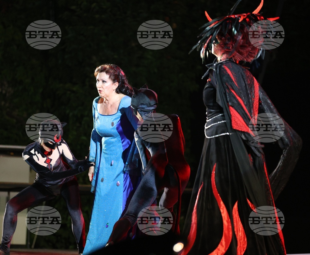 Оперната прима Красимира Стоянова получи отличието „Кристално огърлие“ на Съюза на българските музикални и танцови дейци