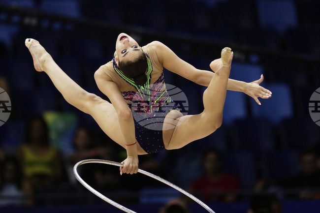 Ева Брезалиева изигра отлични четири съчетания и оглави класирането на финала в многобоя на Световното първенство по художествена гимнастика в Рио де Жанейро