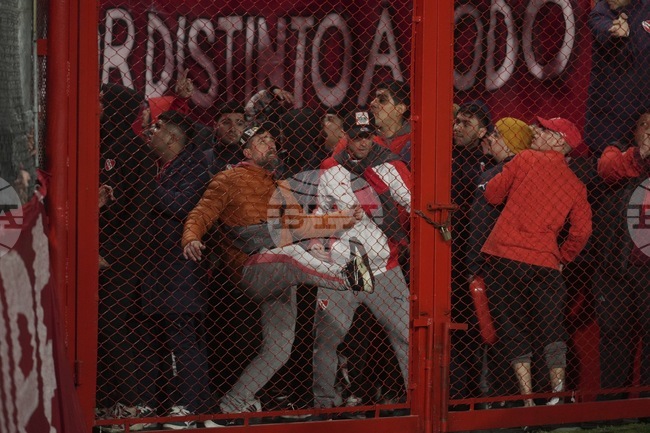 Трима души загинаха, а над 200 са ранени при сблъсъци между фенове на футболен мач в Аржентина