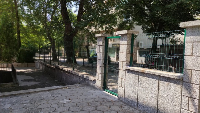 Общината ремонтира оградата на още една детска ясла в Сливен
