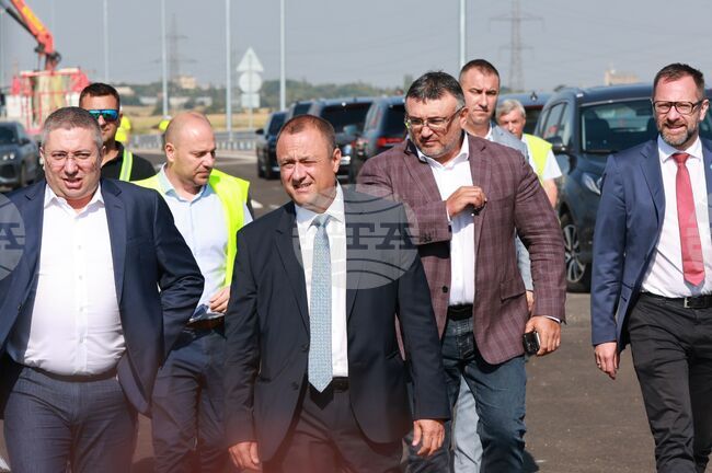 Автомагистрала "Европа" ще бъде пусната в експлоатация до средата на септември, съобщи министър Иван Иванов