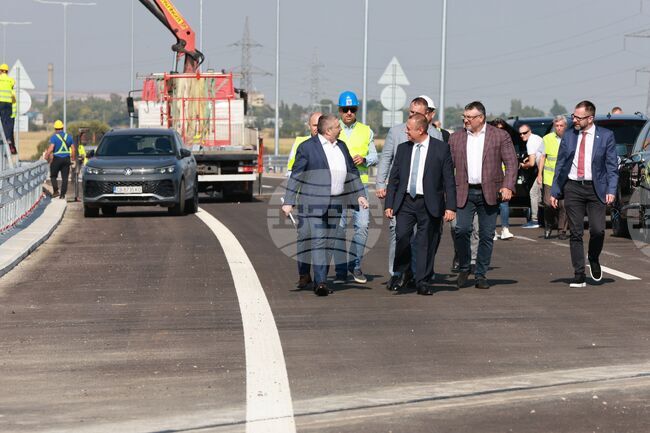 Автомагистрала "Европа" ще бъде пусната в експлоатация до средата на септември, съобщи министър Иван Иванов