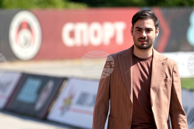 Лекоатлетическата писта на стадион „Локомотив“ ще бъде обновена, съобщи областният управител на София Стефан Арсов 