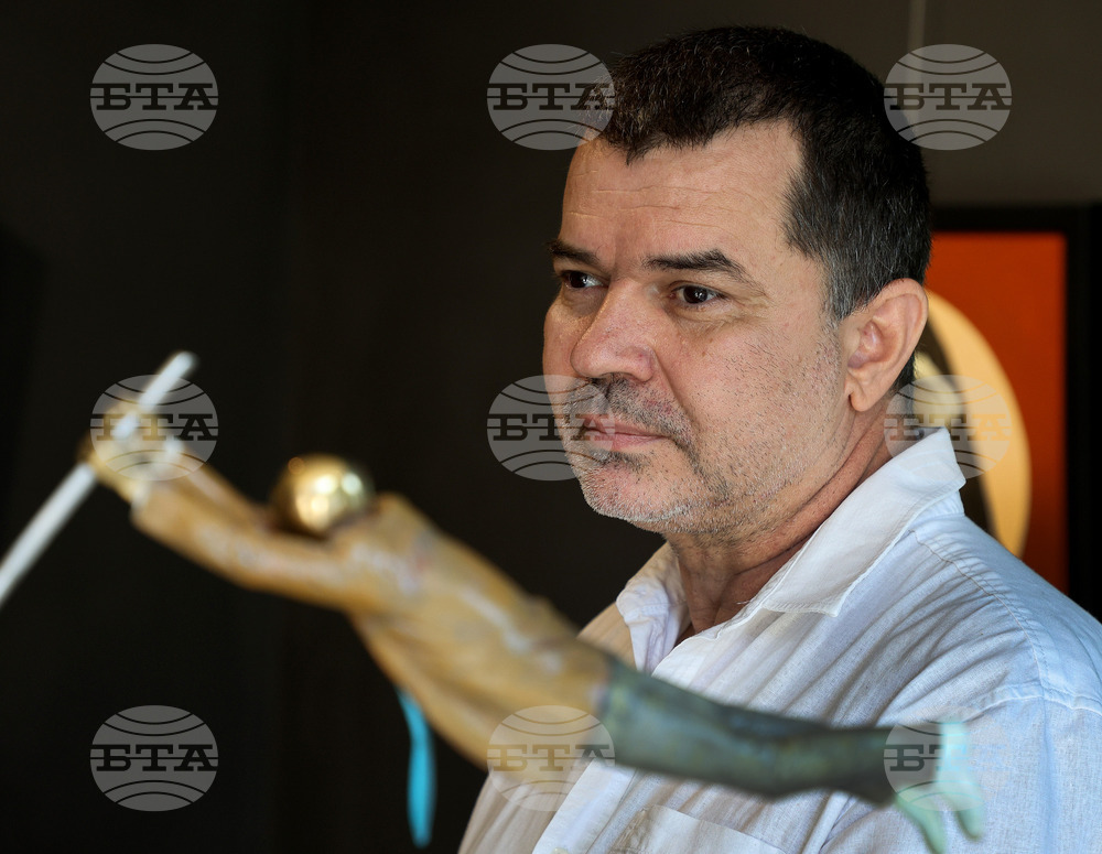 Границата между физика и метафизика изследва Григор Мицев в скулптурна изложба във Варна