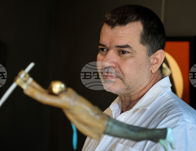 Границата между физика и метафизика изследва Григор Мицев в скулптурна изложба във Варна