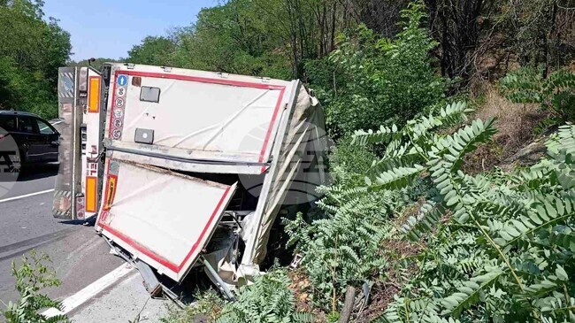 Възстановено е движението по пътя Омуртаг - Котел