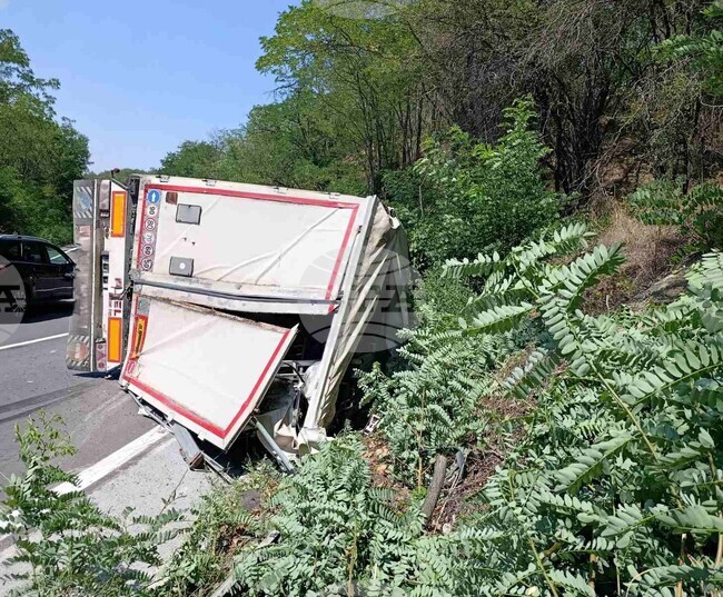 Временно е затруднено движението по Подбалканския път заради аварирал тир 