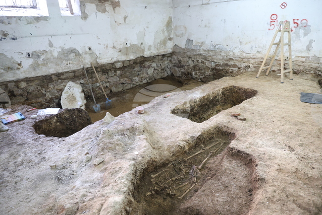 Jewelry from Times of Ancient Serdica Discovered during National Academy of Art Renovation 