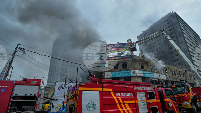 Най-малко 15 загинали при експлозия във фабрика за лепило в Източен Пакистан