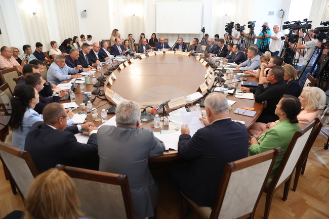 Комисията по околната среда и водите прие на извънредно заседание проект за спешни мерки за преодоляване на водната криза