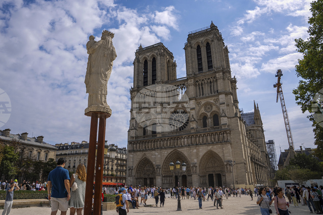 Над 11 милиона души са посетили катедралата „Нотр Дам" в Париж година след повторното ѝ отваряне 