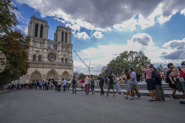 Кулите на „Нотр Дам“ отново посрещат посетители в Париж след ремонта