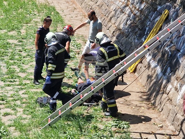 Пожарникари са помогнали на мъж, паднал в коритото на Перловската река