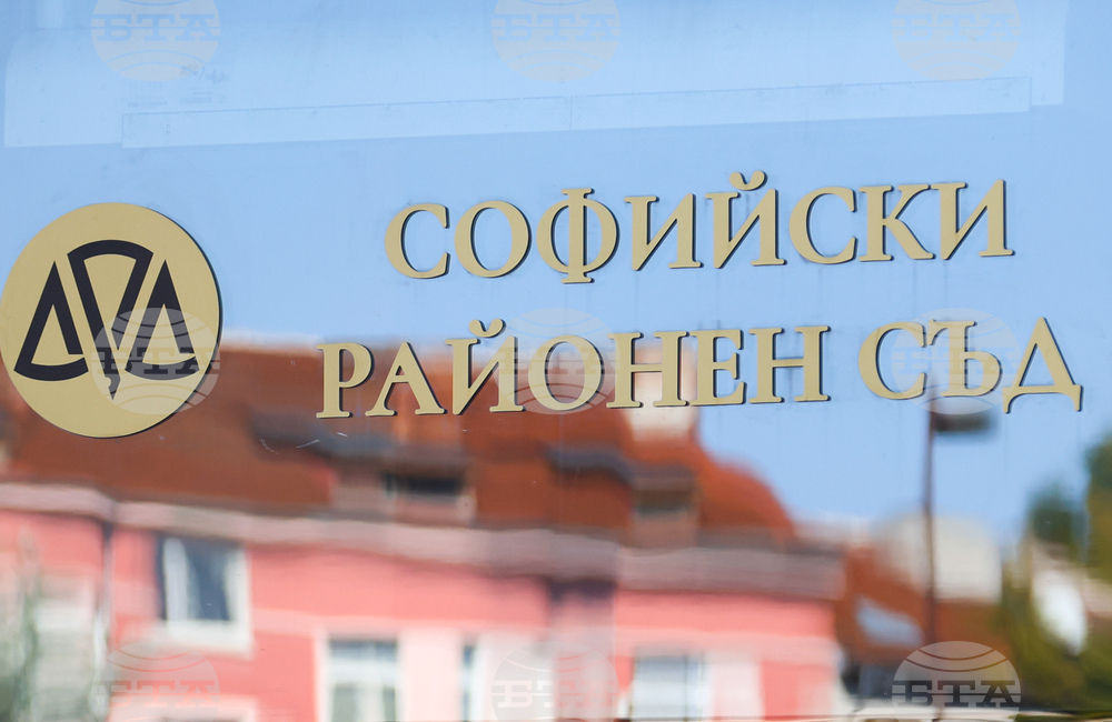 Мъжът, заканил се с убийство на жена, ударил три паркирали коли и детска площадка в София, остава в ареста