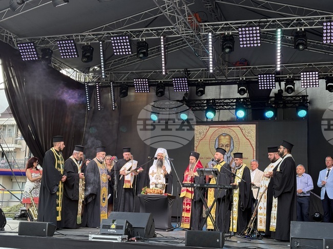 Патриарх Даниил отслужи водосвет по случай празника на Самоков, бяха връчени и стипендии на самоковски ученици и студенти