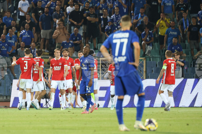 Левски получи два гола през второто полувреме и отстъпи на АЗ Алкмаар като домакин в Лигата на конференциите