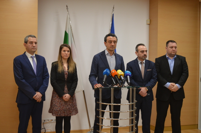 Министър Лорер: Има поне 150 000 потенциални работни места за българи и украински бежанци 