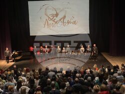 Актьори играят в подкрепа на Дома за ветерани на културата и изкуствата, снимка – Stage Hearts