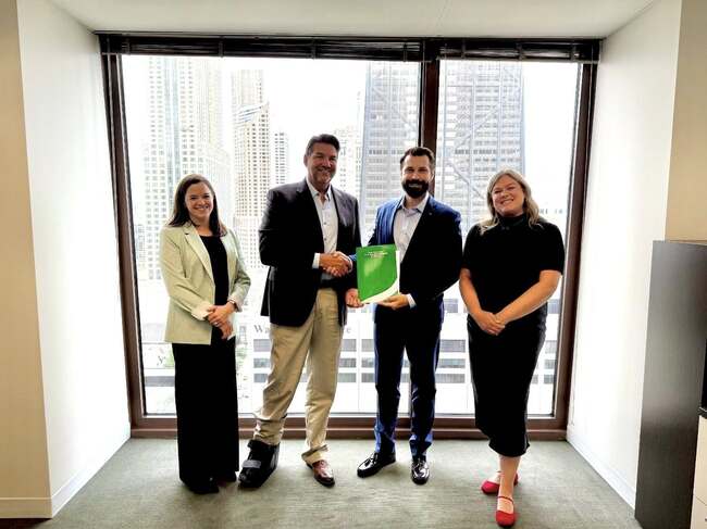 Българският дипломат Светослав Станков подписа договор за нов офис на Генералното консулство на България в Чикаго на същия адрес