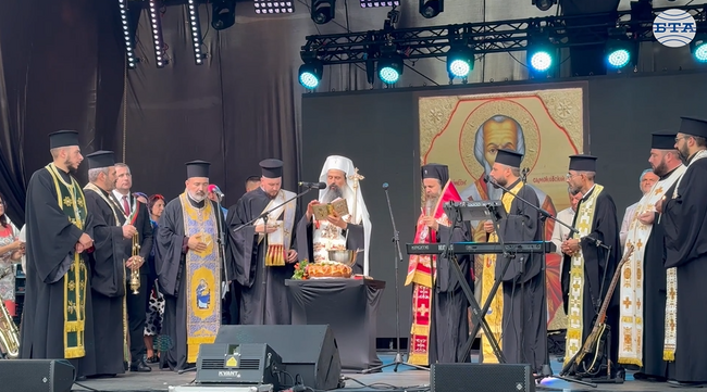 Патриарх Даниил отслужи водосвет по случай празника на Самоков, бяха връчени и стипендии на самоковски ученици и студенти