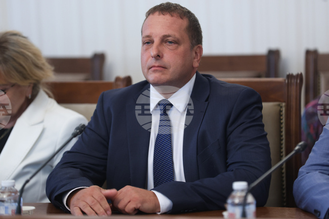 Дейността ми като член на КПК ще бъде да провеждам политика, следващата закона, каза кандидатът Стоян Петков